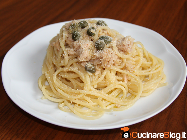 Spaghetti tonno capperi pangrattato nel piatto