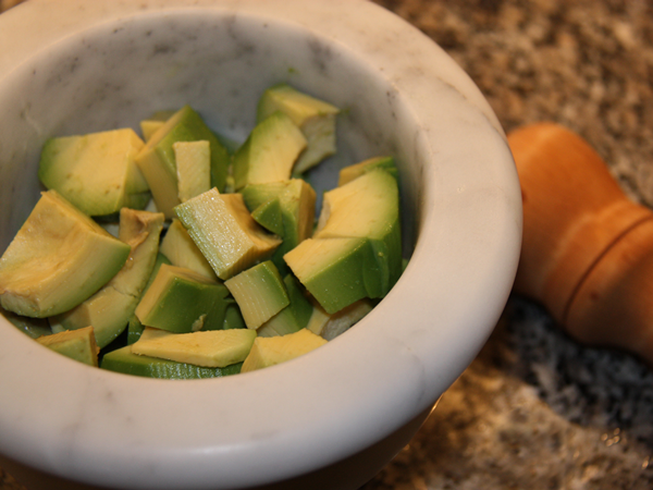 Avocado nel mortaio per salsa guacamole