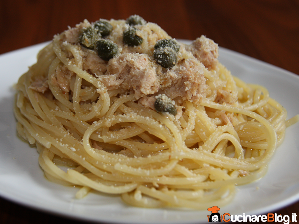 Spaghetti tonno capperi e pangrattato serviti