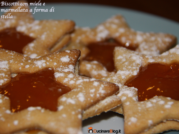 Biscotti con miele e marmellata a forma di stella